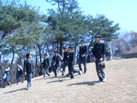 중학생들이 거시기한 해설을 들은 뒤, 다시 영릉 사초지 언덕 잔디밟기를 하고 있다. 